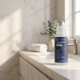 MEVYA Haarwuchs Serum Roll-On auf Marmor-Waschtisch im Badezimmer